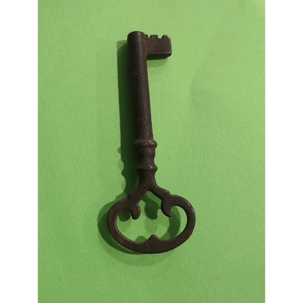 Vintage Victorian Style Metal Skeleton Key Ornate Steel Key